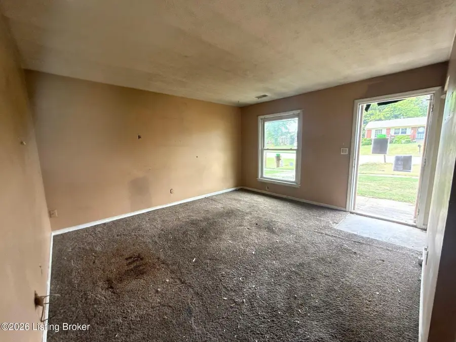 5706 Toebbe Ln, Louisville, KY 40229 - #3