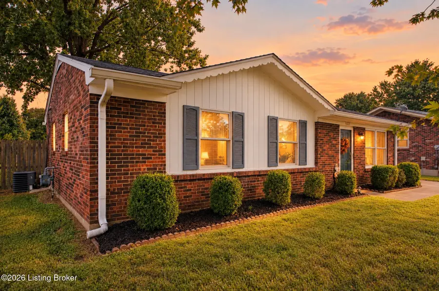 5229 Mount Holyoke Dr, Louisville, KY 40216 - #2