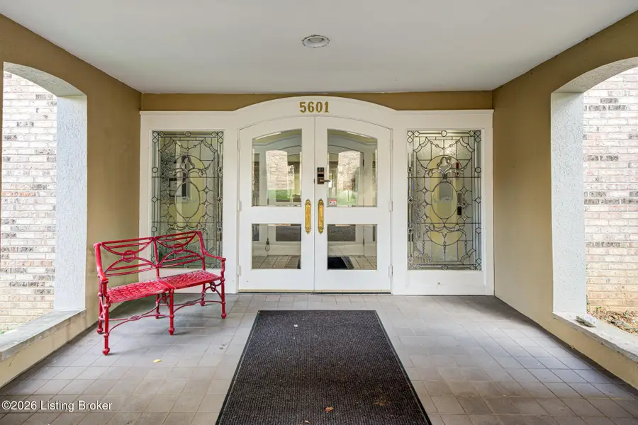 5601 Coach Gate Wynde #APT 4, Louisville, KY 40207 - #2