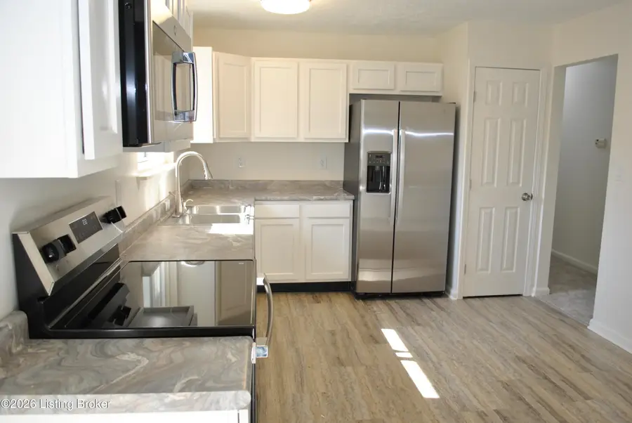 9700 Walnutwood Way, Jeffersontown, KY 40299 - #3