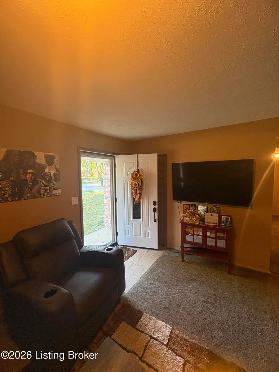 9814 Farnham Dr, Louisville, KY 40223 - #2