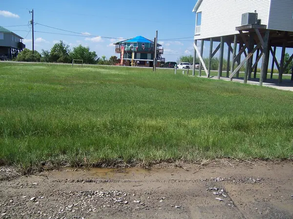 125 Lillian Dr, Cocodrie, LA 70344