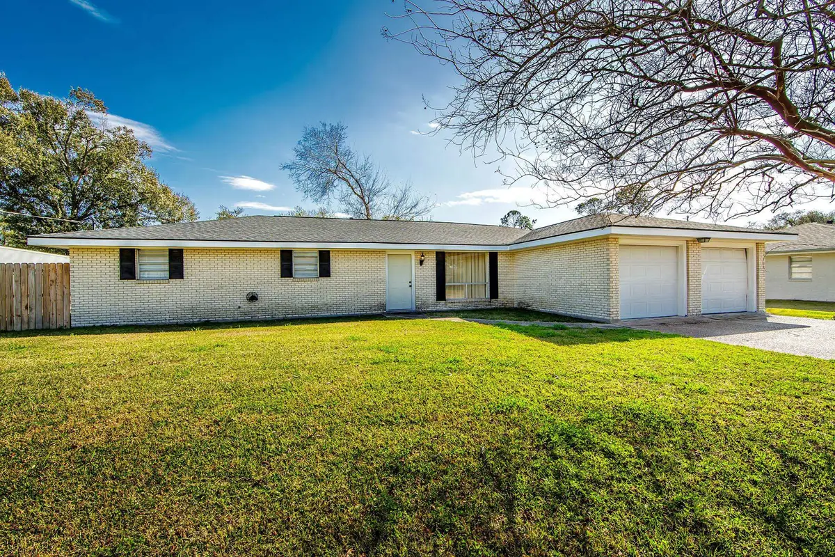 305 Wildwood Dr, Houma, LA 70363 - #1