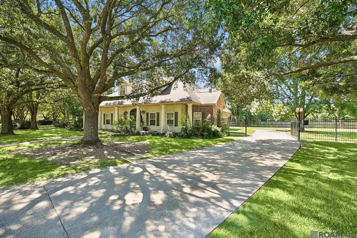 1201 Mills Pointe Dr, Zachary, LA 70791 - #1