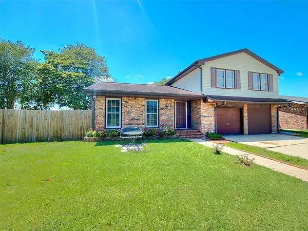 876 Oakwood Drive, Gretna, LA 70056