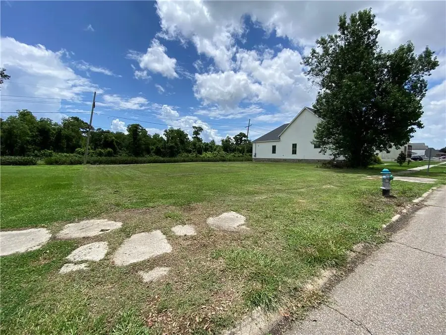 637 Cougar Drive, Arabi, LA 70032 - #2