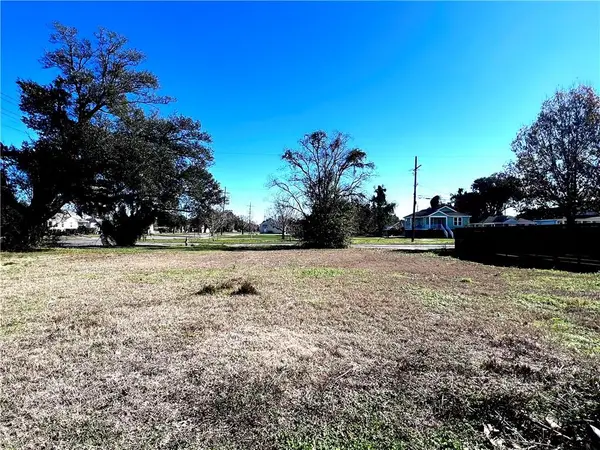 5564 Cameron Boulevard, New Orleans, LA 70122