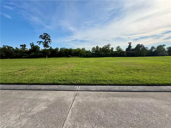 8 Island Club Court, New Orleans, LA 70131