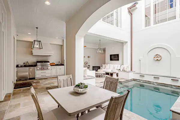 10 Country Club Place, Baton Rouge, LA 70809