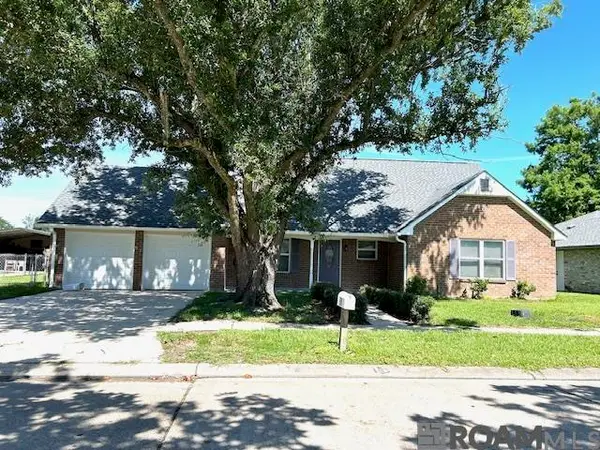 51 Country Club Dr, Laplace, LA 70068