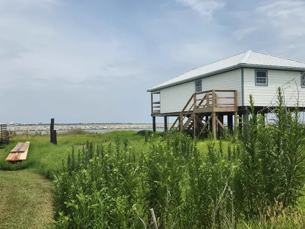 163 W Central Ave, Grand Isle, LA 70358