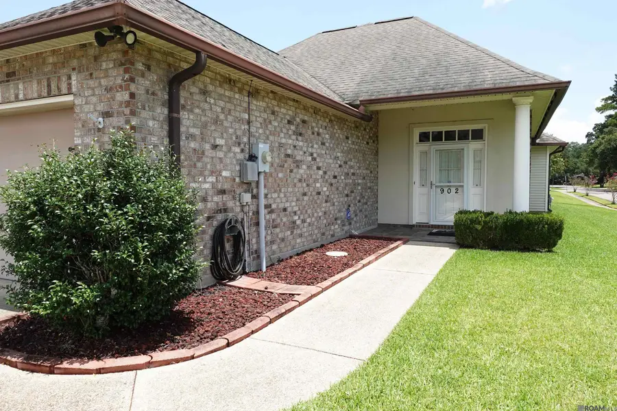 902 Woodhue Dr, Village Saint George, LA 70810 - Image #2