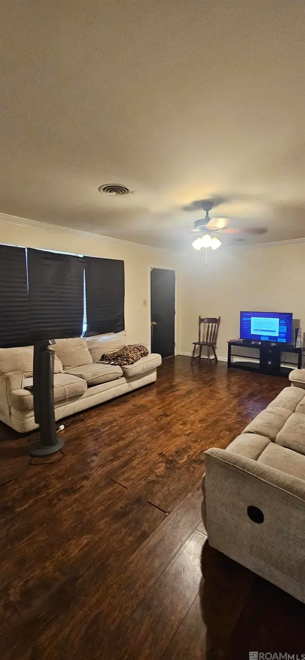 25355 Dickinson Rd, Plaquemine, LA 70764