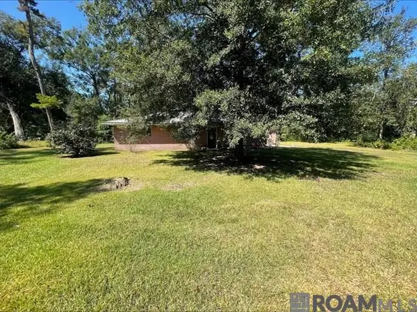 28957 Red Oak Dr, Walker, LA 70785