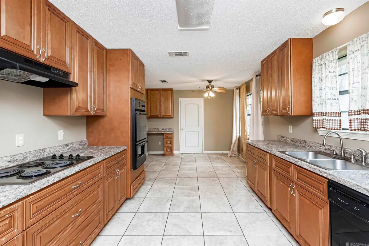 12212 Lazy Oaks Dr, Baker, LA 70714 - Image #1