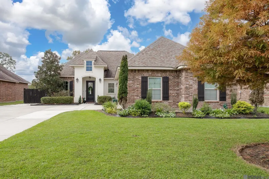 18139 Old Trail Dr, Prairieville, LA 70769 - Image #2