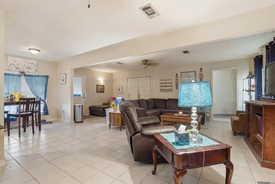 9390 Watson Dr, Denham Springs, LA 70726 - Image #2