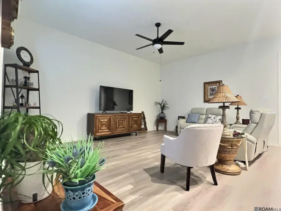 28234 Moreau Dr, Denham Springs, LA 70726 - Image #2