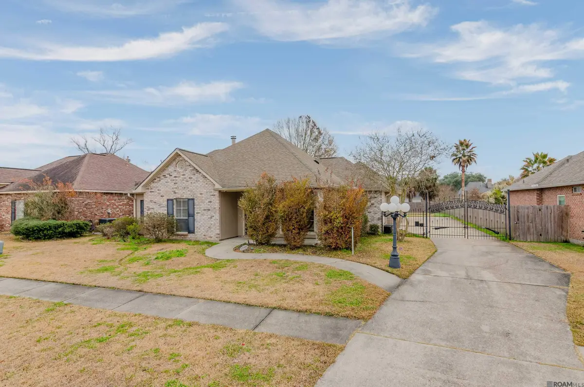17160 Fountainbleau Dr, Prairieville, LA 70769 - Image #1