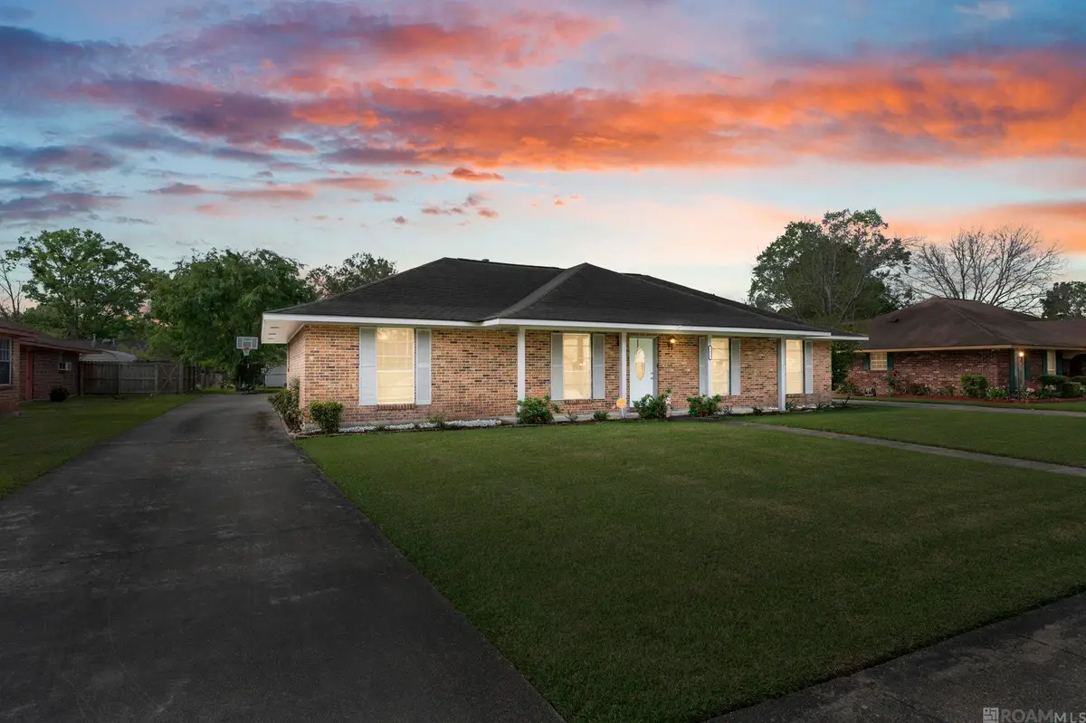 1123 E Greenbriar St, Gonzales, LA 70737 - #1