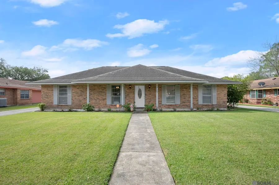 1123 E Greenbriar St, Gonzales, LA 70737 - #2