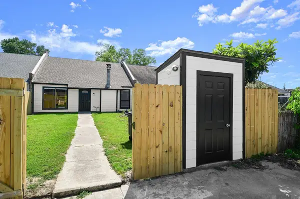 8826 Pecan Tree Dr, Baton Rouge, LA 70810