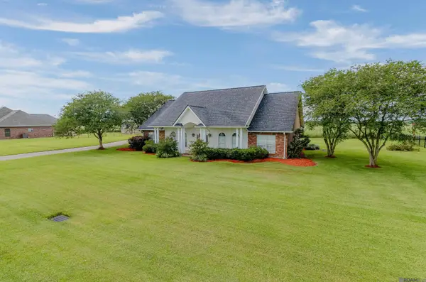 212 Chateau Dr, Lockport, LA 70374