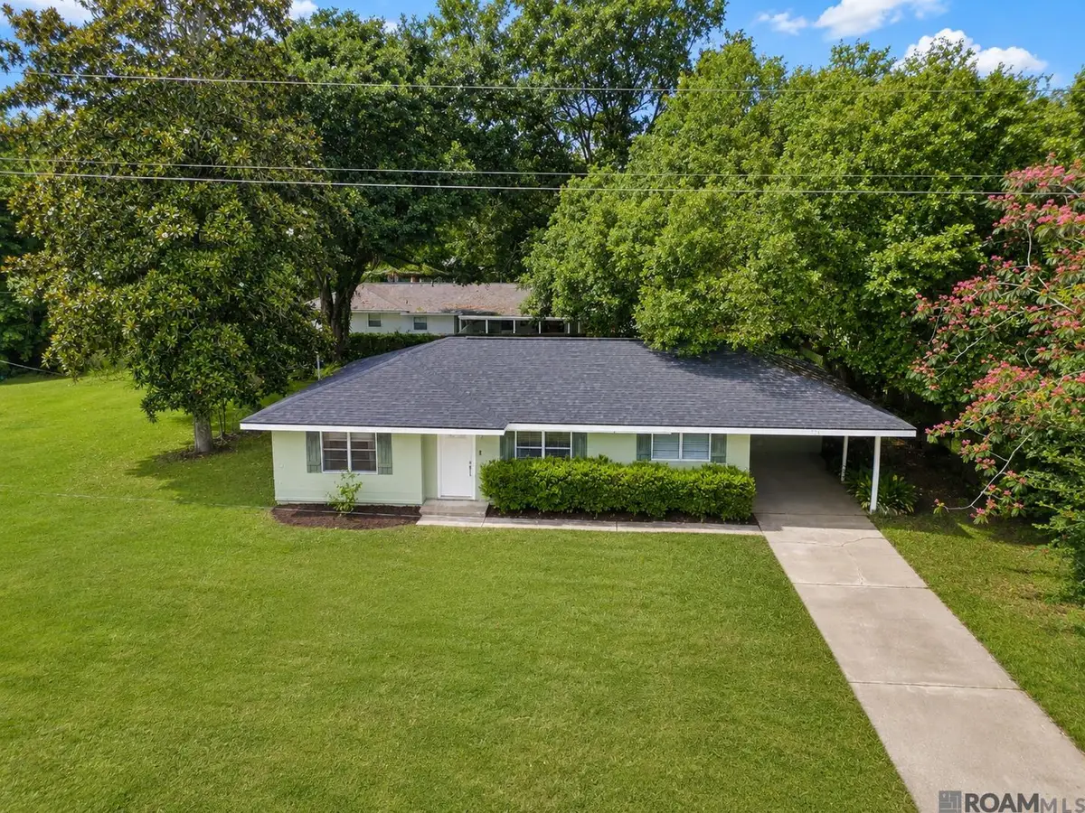 823 N Janice Ave, Gonzales, LA 70737 - #1