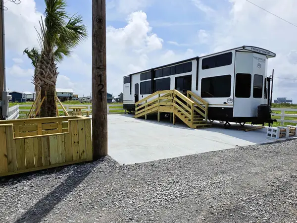 121 Gilbert Ln, Grand Isle, LA 70358