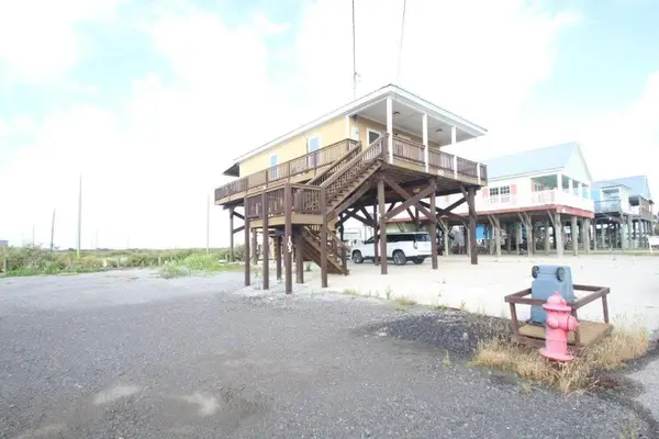 105 Foster Ln, Grand Isle, LA 70358