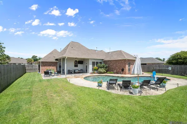 13156 Oak Knoll Dr, Geismar, LA 70734