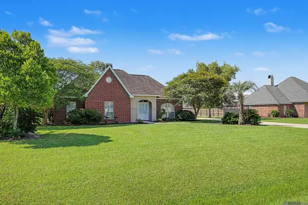 37172 Oak Shadow Ct, Denham Springs, LA 70706
