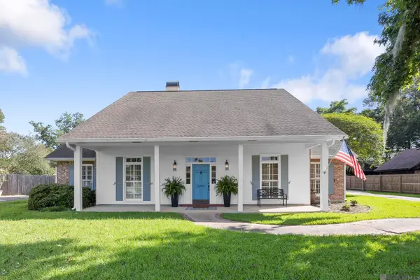 12109 Towering Oaks Dr, Baton Rouge, LA 70810