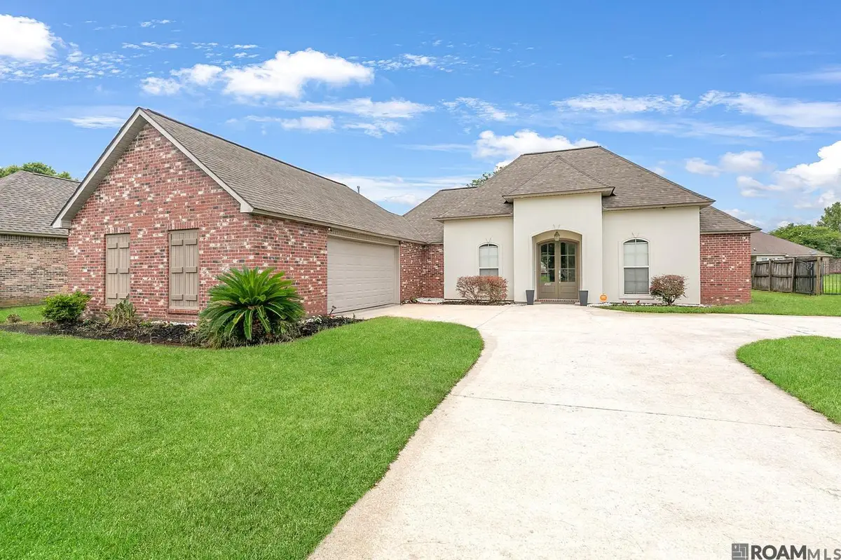 4001 Moss Trail Dr, Zachary, LA 70791 - #1