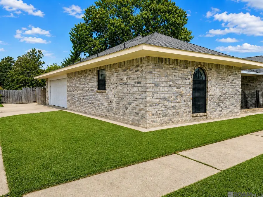 1022 N Janice Ave, Gonzales, LA 70737 - #2
