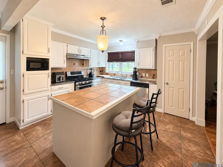 2490 Armstrong Cir, Baton Rouge, LA 70816 - #2