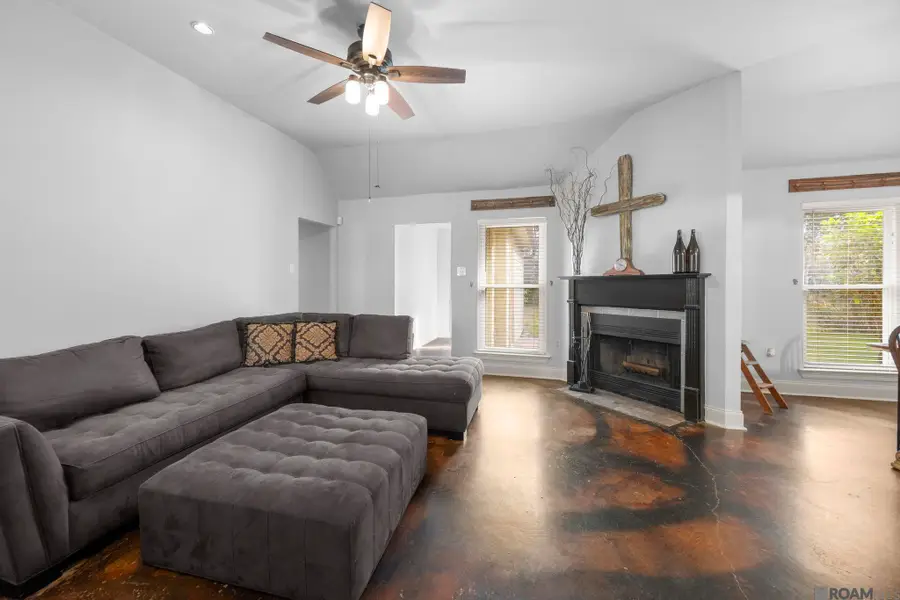 17457 Deer Lake Ave, Baton Rouge, LA 70816 - #2