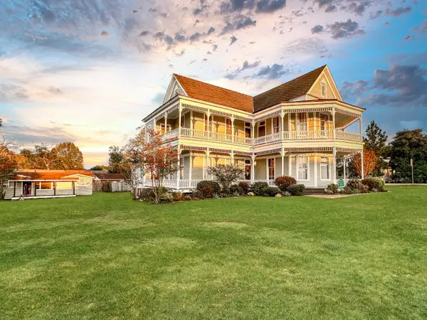 203 S 1st St, Leesville, LA 71446