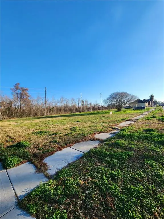 4001 Kings Drive, Chalmette, LA 70043