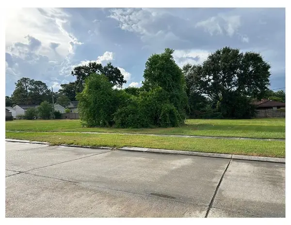 56 W Chalmette Circle, Chalmette, LA 70043