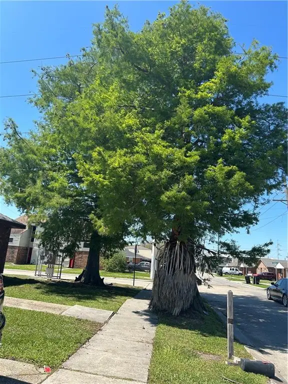 400 E Liberaux & Laplace Street, Chalmette, LA 70043