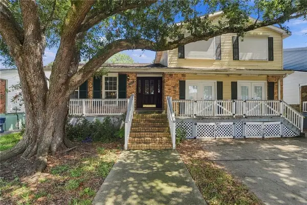 565 Oakwood Drive, Gretna, LA 70056
