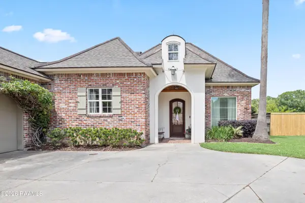 11 Oakthorn Court, Youngsville, LA 70592