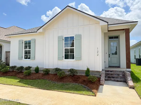 122 Oak Village Dr, Scott, LA 70583