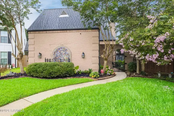 10 Heatherstone Drive, Lafayette, LA 70508