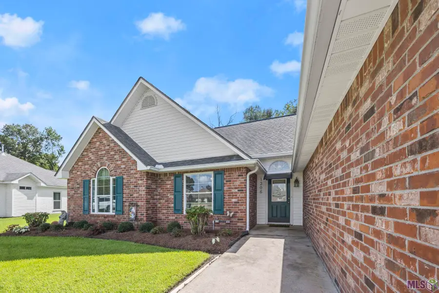 1306 S Brad Alan Ave, Gonzales, LA 70737 - #3