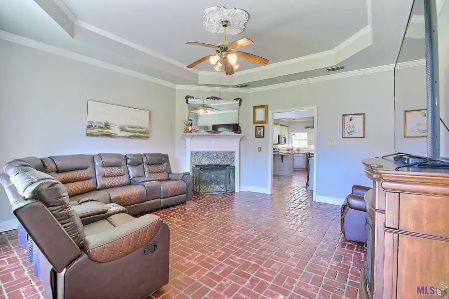 7645 Elmwood Dr, Denham Springs, LA 70706 - #3