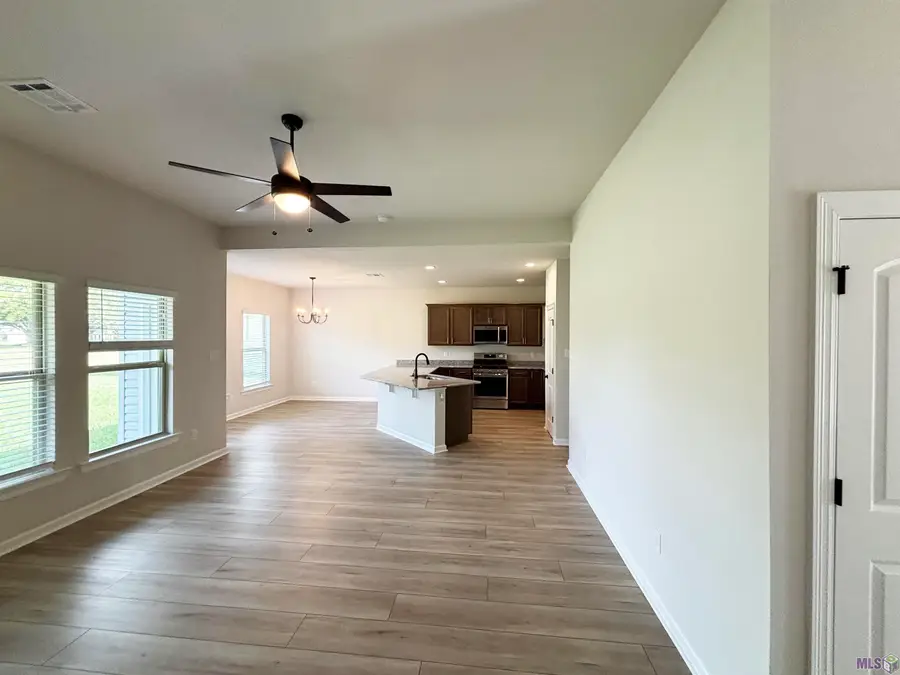 926 Meadow Crossing Dr, Gonzales, LA 70737 - #2
