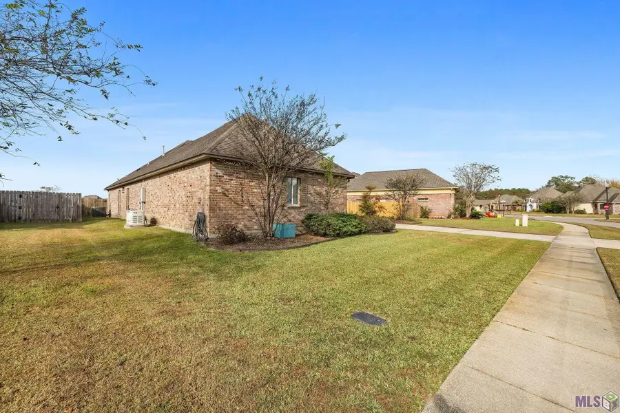 13417 Williamsburg Dr, Walker, LA 70785 - #3