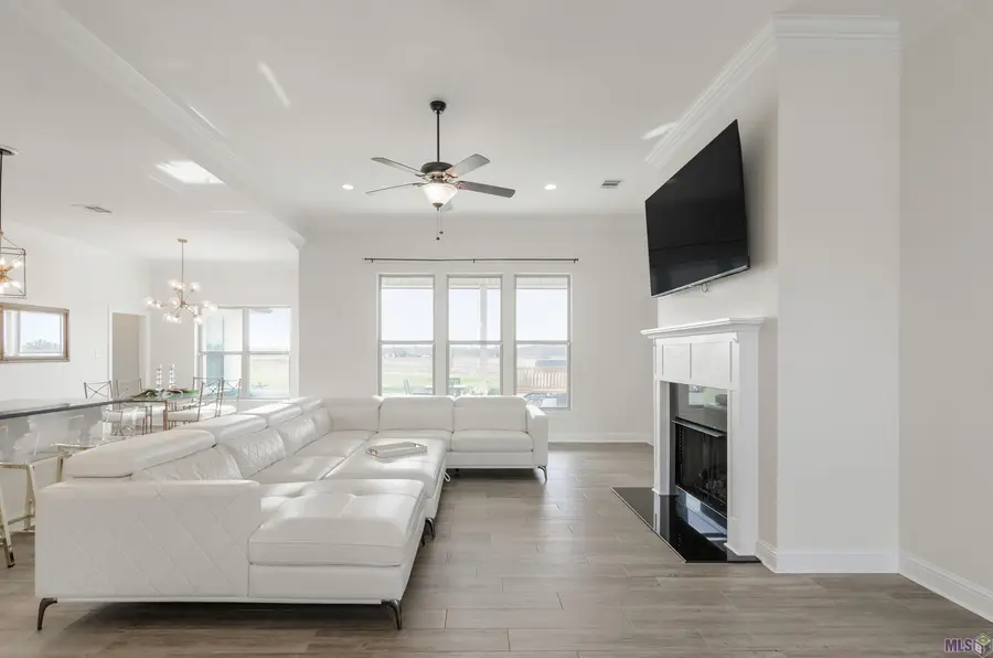 927 Beaumont Dr, Gonzales, LA 70737 - #2